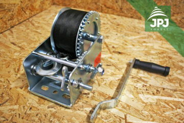 Manual winch with textile band